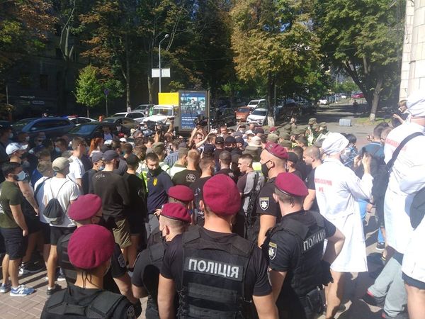 националисты сорвали митинг журналистов телеканала КРТ националисты сорвали митинг журналистов телеканала КРТ