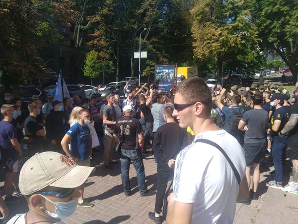националисты сорвали митинг журналистов телеканала КРТ националисты сорвали митинг журналистов телеканала КРТ