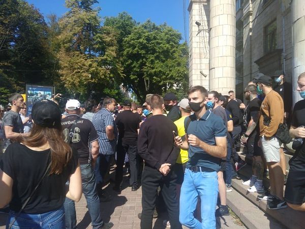 националисты сорвали митинг журналистов телеканала КРТ националисты сорвали митинг журналистов телеканала КРТ