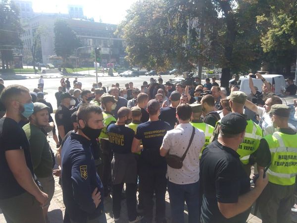 националисты сорвали митинг журналистов телеканала КРТ националисты сорвали митинг журналистов телеканала КРТ