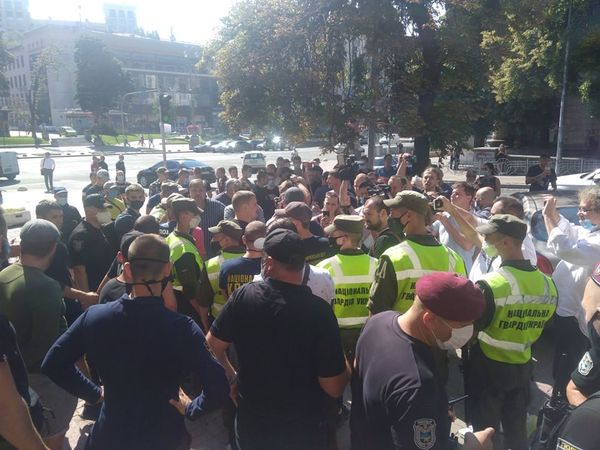 националисты сорвали митинг журналистов телеканала КРТ националисты сорвали митинг журналистов телеканала КРТ