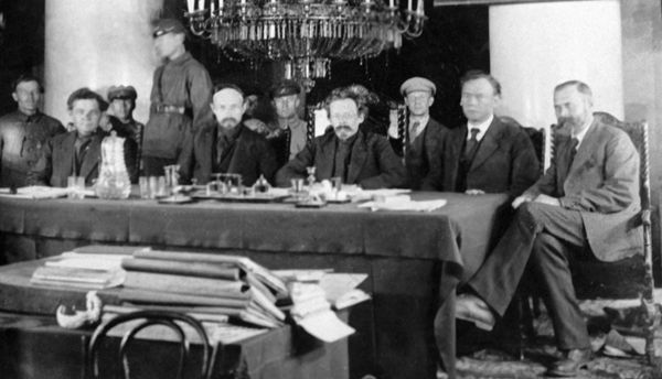 Главный обвинитель на процессе правых эсеров Георгий Пятаков (4 справа) в президиуме Верховного трибунала ВЦИК. Главный обвинитель на процессе правых эсеров Георгий Пятаков (4 справа) в президиуме Верховного трибунала ВЦИК.