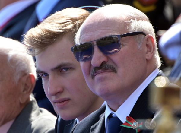 Президент РФ В. Путин принял участие в военном параде в ознаменование 75-летия Победы Президент РФ В. Путин принял участие в военном параде в ознаменование 75-летия Победы