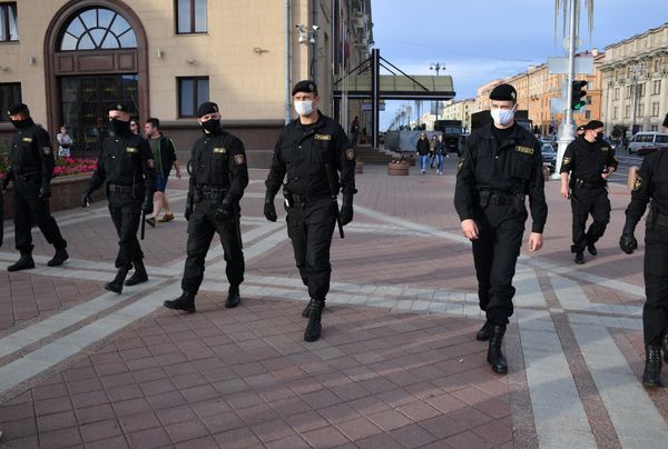 Возле ЦИК Белоруссии выстроилась очередь граждан для подачи обращений Возле ЦИК Белоруссии выстроилась очередь граждан для подачи обращений