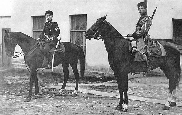 Генерал С.Н. Булак-Балахович со своим адютантом. Лето 1919 года. На рукавах обоих офицеров отчётливо виден шеврон Северо-Западной Армии Генерал С.Н. Булак-Балахович со своим адютантом. Лето 1919 года. На рукавах обоих офицеров отчётливо виден шеврон Северо-Западной Армии