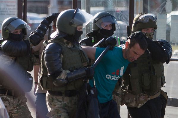 Сторонники белорусской оппозиции протестуют против результатов президентских выборов в Минске