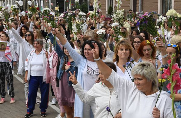 Участники мирной акции протеста возле Комаровского рынка в Минске Участники мирной акции протеста возле Комаровского рынка в Минске