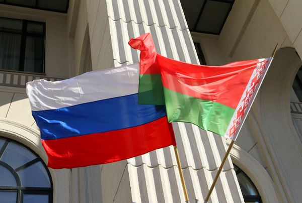 Государственные флаги России и Белоруссии