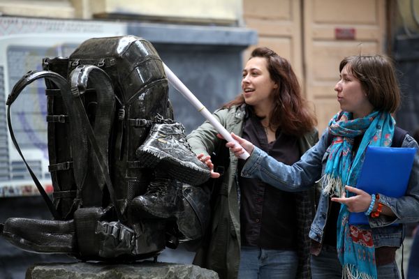 Памятник туристическому рюкзаку открыли во Львове
