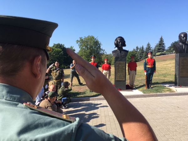 памятник Гиви Толстых