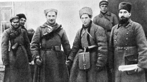  Член РВС 8-ой армии Южного фронта Иона Эммануилович Якир (в первом ряду в центре) с группой бойцов и командиров. Ноябрь 1919 года