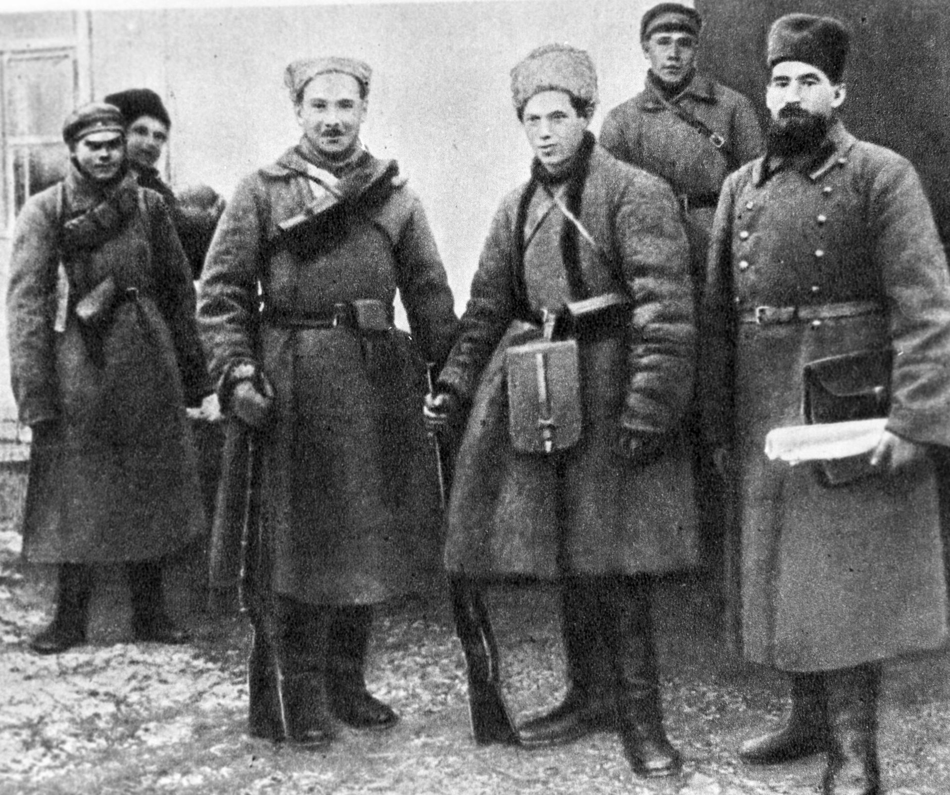 Член РВС 8-ой армии Южного фронта Иона Эммануилович Якир (в первом ряду в центре) с группой бойцов и командиров. Ноябрь 1919 года Член РВС 8-ой армии Южного фронта Иона Эммануилович Якир (в первом ряду в центре) с группой бойцов и командиров. Ноябрь 1919 года - РИА Новости, 1920, 10.08.2026