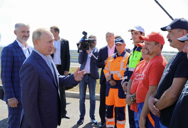 Президент РФ В. Путин открыл движение по трассе Таврида в Крыму