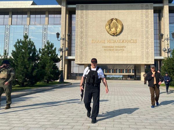 Президент Белоруссии А. Лукашенко около своей резиденции в Минске