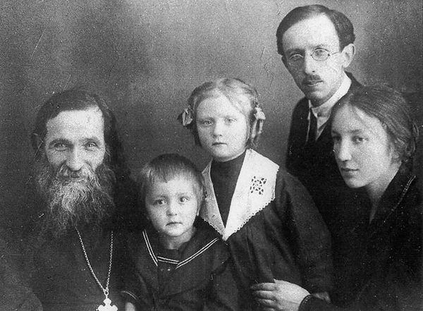 о. Александр (Александр Александрович Глаголев), Коля, Магдалина, Алексей Александрович и Татьяна Павловна Глаголевы. Фото 1930 г о. Александр (Александр Александрович Глаголев), Коля, Магдалина, Алексей Александрович и Татьяна Павловна Глаголевы. Фото 1930 г
