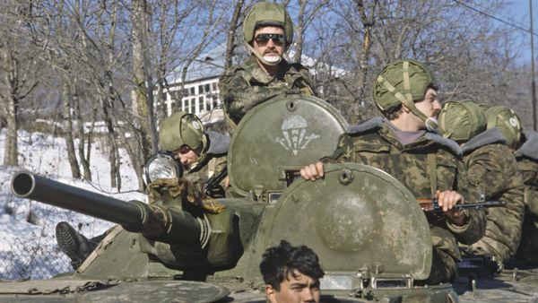 Советские десантники патрулируют г. Степанокерт