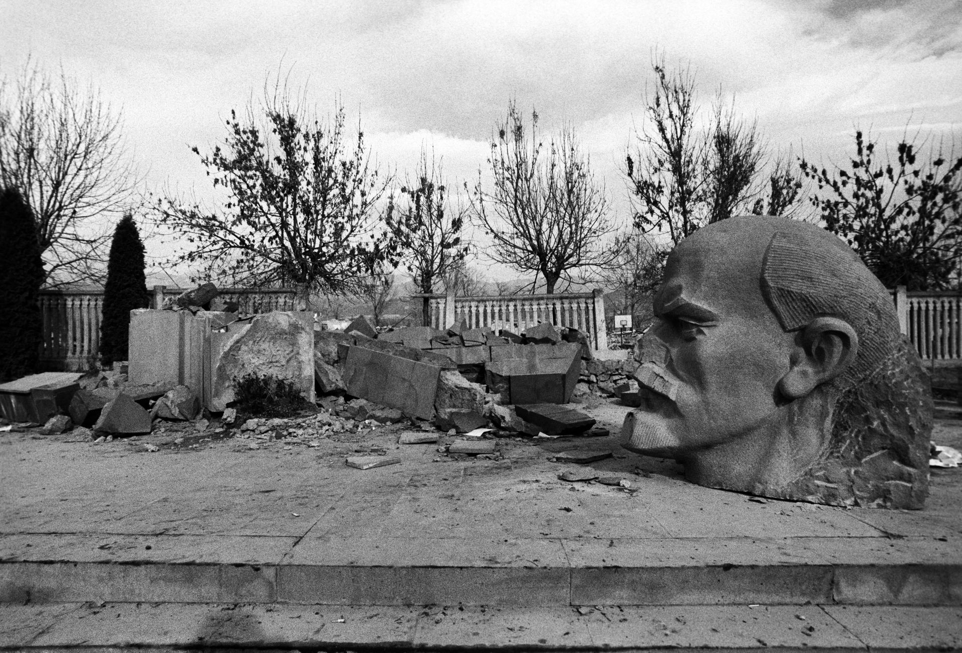 Разрушенный землетрясением памятник Ленину в Спитаке - РИА Новости, 1920, 08.01.2021