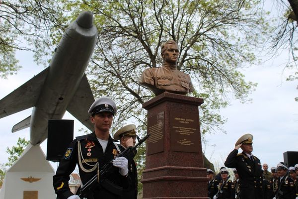 памятник Амет-Хану Султану в Каче под капсулой прообраза первой крылатой ракеты, создававшейся для ВМС СССР памятник Амет-Хану Султану в Каче под капсулой прообраза первой крылатой ракеты, создававшейся для ВМС СССР