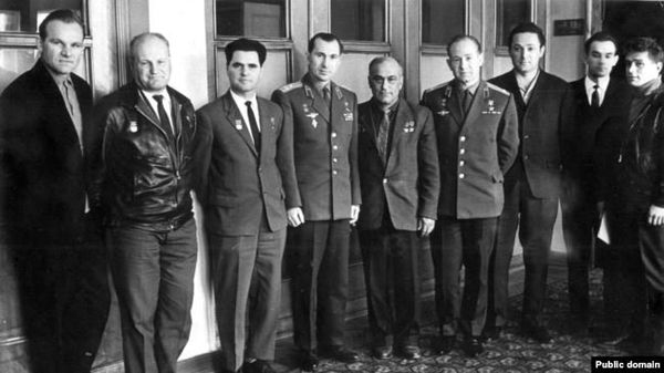 Амет-Хан Султан среди группы космонавтов в центре Амет-Хан Султан среди группы космонавтов в центре