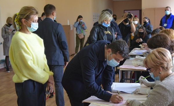 региональные выборы медицинская защитная маска вертикаль Владимир Зеленский с супругой Еленой украина