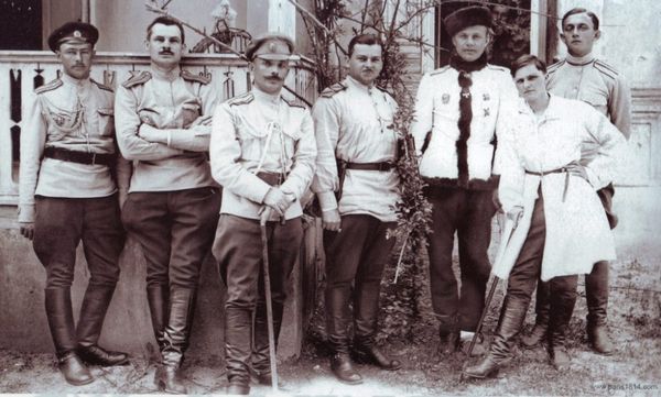 Яков Слащёв в знаменитом ментике (третий справа) в Крыму со своим штабом, вторая справа - его жена Нина Нечволодова 