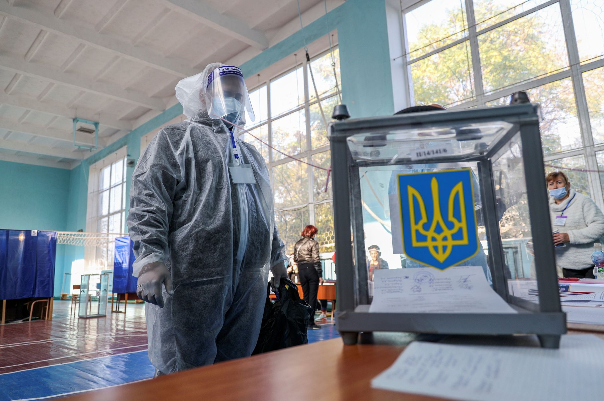 украина выборы голосование урна избирательный участок герб - РИА Новости, 1920, 28.10.2020