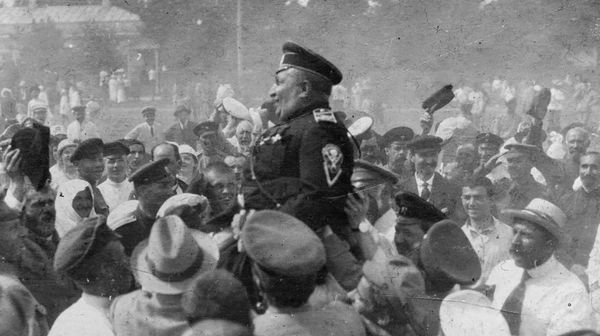  чествование генерала Май-Маевского во время парада