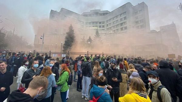 Акция протеста у здания КСУ Акция протеста у здания КСУ