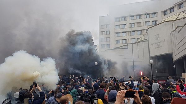 Акция протеста у здания КСУ Акция протеста у здания КСУ