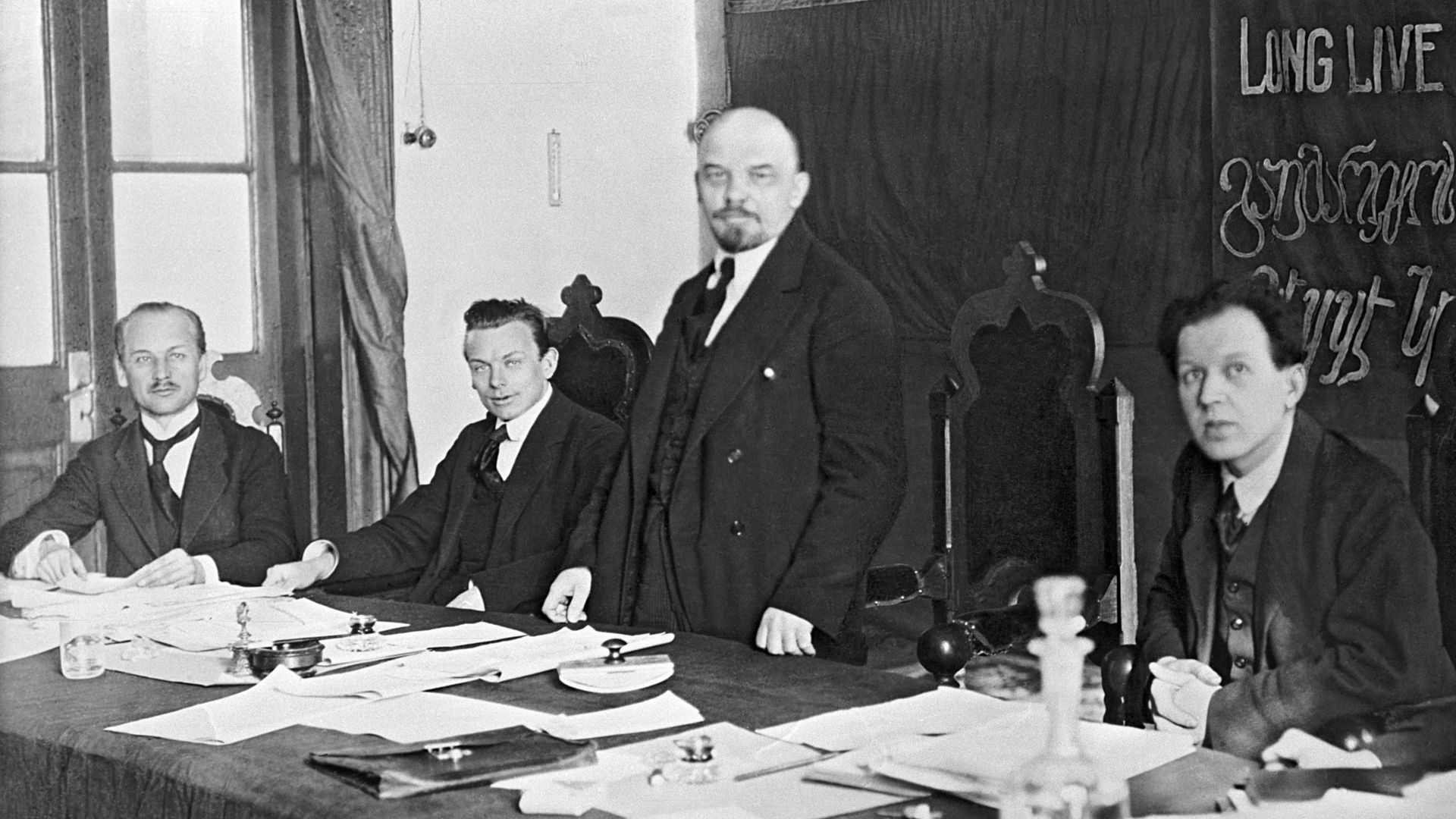 Густав Клингер, Гуго Эберлейн, Владимир Ленин и Фриц Платтен в президиуме I конгресса Коминтерна Густав Клингер, Гуго Эберлейн, Владимир Ленин и Фриц Платтен в президиуме I конгресса Коминтерна - РИА Новости, 1920, 02.03.2025