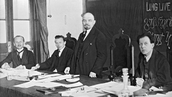  Густав Клингер, Гуго Эберлейн, Владимир Ленин и Фриц Платтен в президиуме I конгресса Коминтерна