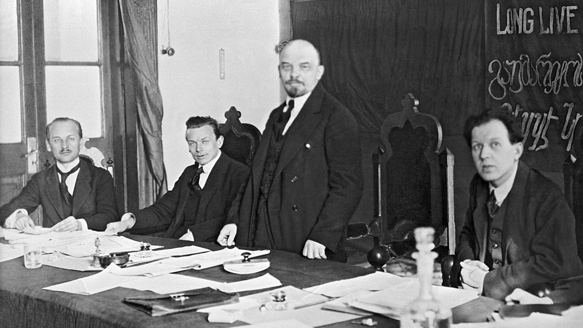  Густав Клингер, Гуго Эберлейн, Владимир Ленин и Фриц Платтен в президиуме I конгресса Коминтерна - РИА Новости, 1920, 02.03.2025