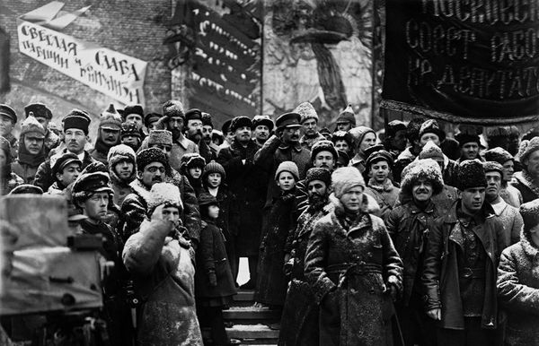Празднование 2-й годовщины Великой Октябрьской социалистической революции. Владимир Ленин и Лев Троцкий на Красной площади, 7 ноября 1919 / Лев Леонидов Празднование 2-й годовщины Великой Октябрьской социалистической революции. Владимир Ленин и Лев Троцкий на Красной площади, 7 ноября 1919 / Лев Леонидов