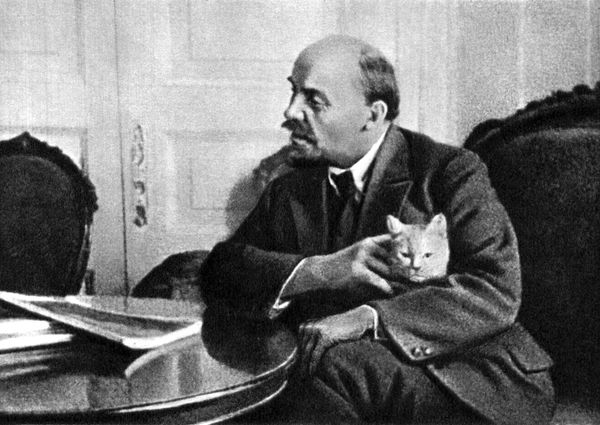 В.И.Ленин в своей квартире в Кремле. Москва, осень 1920 года / Неизвестный автор В.И.Ленин в своей квартире в Кремле. Москва, осень 1920 года / Неизвестный автор