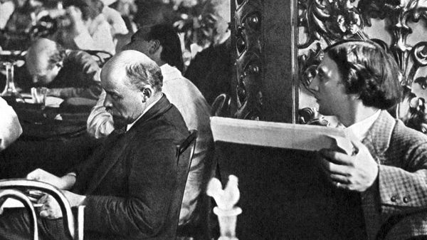 В.И.Ленин на III конгрессе Коминтерна (справа художник И.И.Бродский). Москва, июнь-июль 1921 года / Неизвестный авто В.И.Ленин на III конгрессе Коминтерна (справа художник И.И.Бродский). Москва, июнь-июль 1921 года / Неизвестный авто
