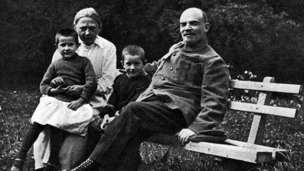 В.И.Ленин и Н.К.Крупская с племянником Ленина Виктором и дочерью рабочего Верой в Горках. Август-сентябрь 1922 года / Неизвестный автор В.И.Ленин и Н.К.Крупская с племянником Ленина Виктором и дочерью рабочего Верой в Горках. Август-сентябрь 1922 года / Неизвестный автор