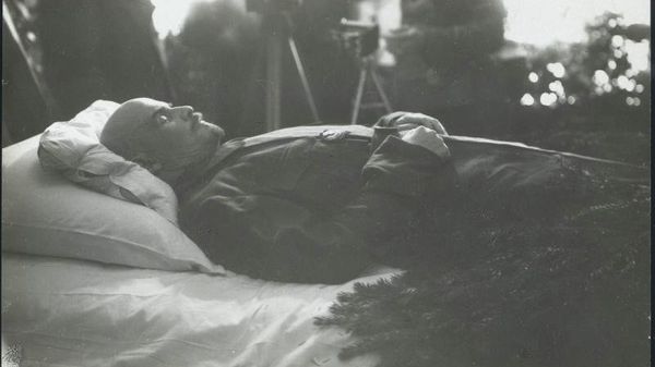 Владимир Ленин на смертном одре, 21–23 января 1924 / Неизвестный автор Владимир Ленин на смертном одре, 21–23 января 1924 / Неизвестный автор