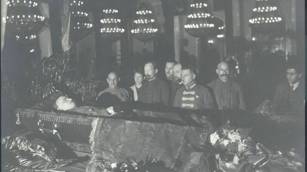 Феликс Дзержинский, Климент Ворошилов у гроба с телом Владимира Ленина, 23 - 27 января 1924 года / Неизвестный автор Феликс Дзержинский, Климент Ворошилов у гроба с телом Владимира Ленина, 23 - 27 января 1924 года / Неизвестный автор