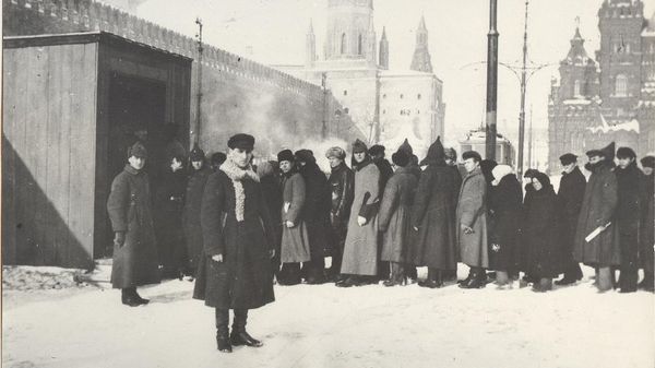 К Ленину. 1-й временный деревянный мавзолей, 1924 / Неизвестный автор К Ленину. 1-й временный деревянный мавзолей, 1924 / Неизвестный автор