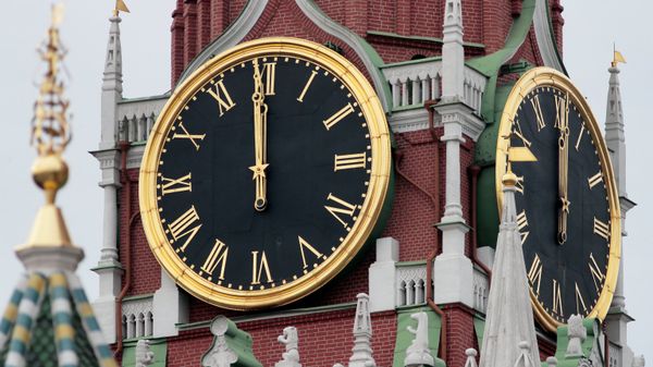 В Москве куранты на Спасской башне московского Кремля временно остановят в связи с плановой заменой колоколов