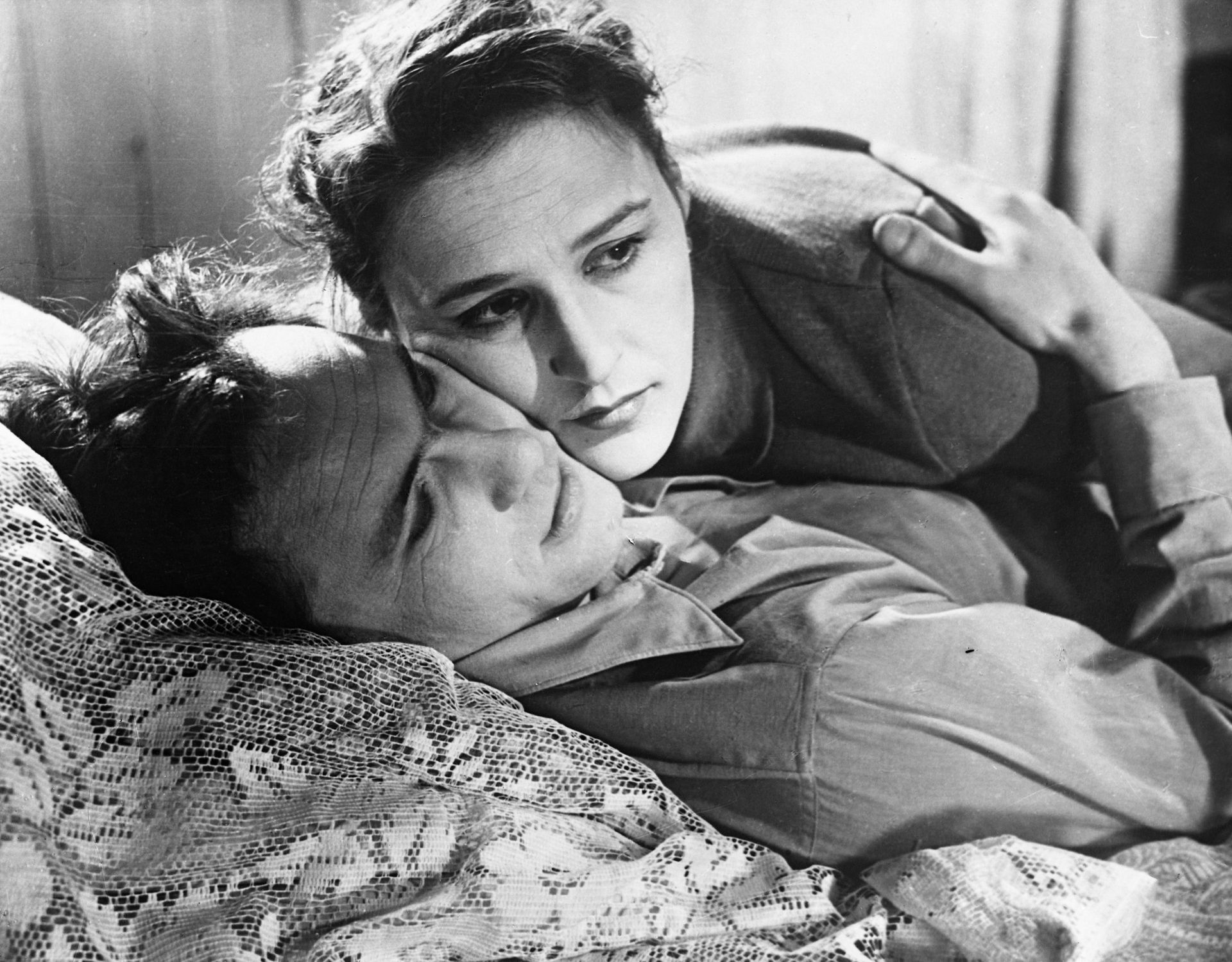Нонна Мордюкова и Василий Шукшин в фильме Простая история (1960) Нонна Мордюкова и Василий Шукшин в фильме Простая история (1960) - РИА Новости, 1920, 22.11.2025