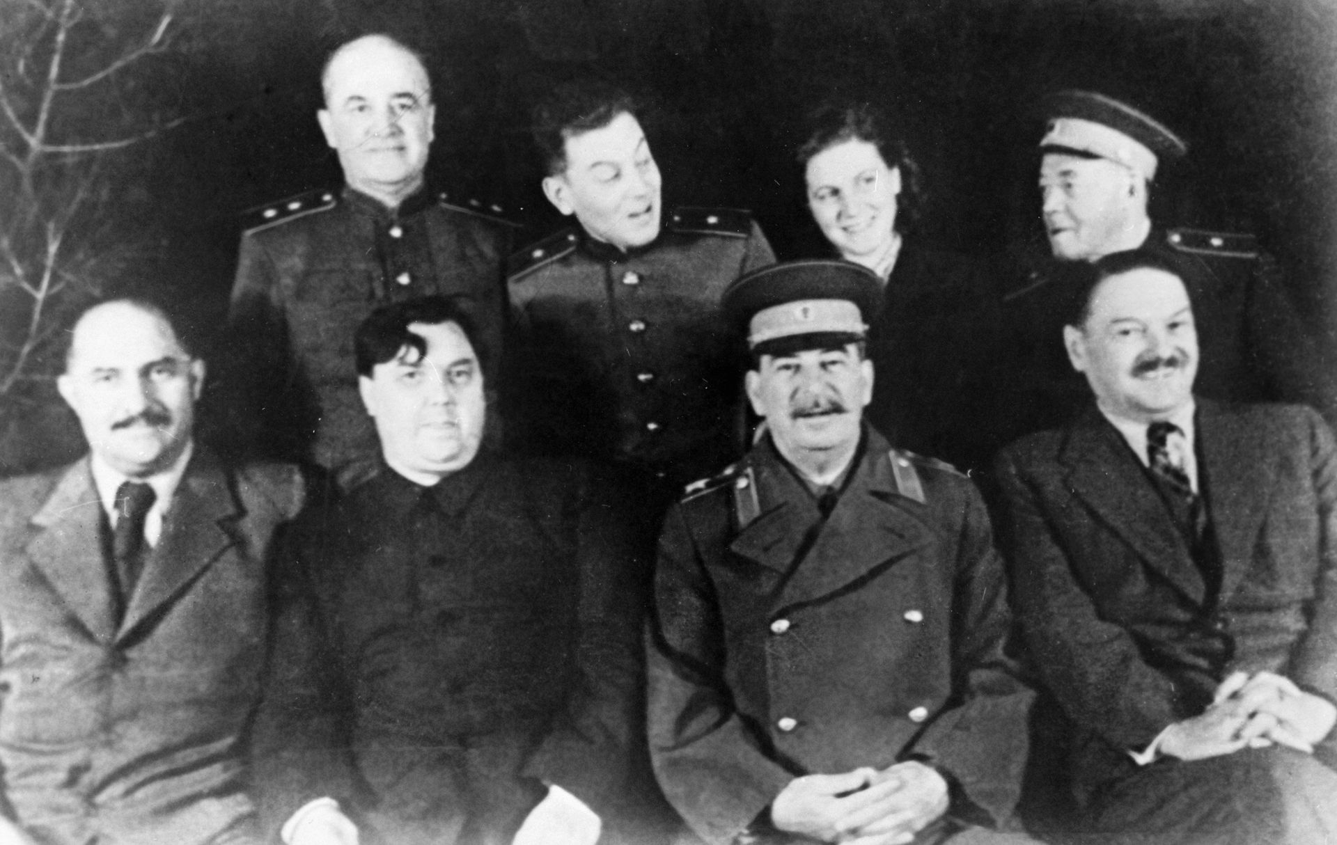 Советские партийные деятели Лазарь Каганович, Георгий Маленков, Иосиф Сталин, Андрей Жданов (слева направо в первом ряду) на даче И. Сталина в Кунцево. Советские партийные деятели Лазарь Каганович, Георгий Маленков, Иосиф Сталин, Андрей Жданов (слева направо в первом ряду) на даче И. Сталина в Кунцево. - РИА Новости, 1920, 09.01.2021