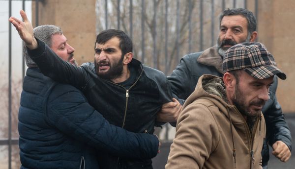 Родственники пропавших без вести в Карабахе солдат ворвались на территорию Минобороны Армении