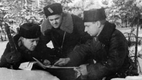 Н.Н. Попудренко и его товарищи за разработкой плана боевой операции Н.Н. Попудренко и его товарищи за разработкой плана боевой операции