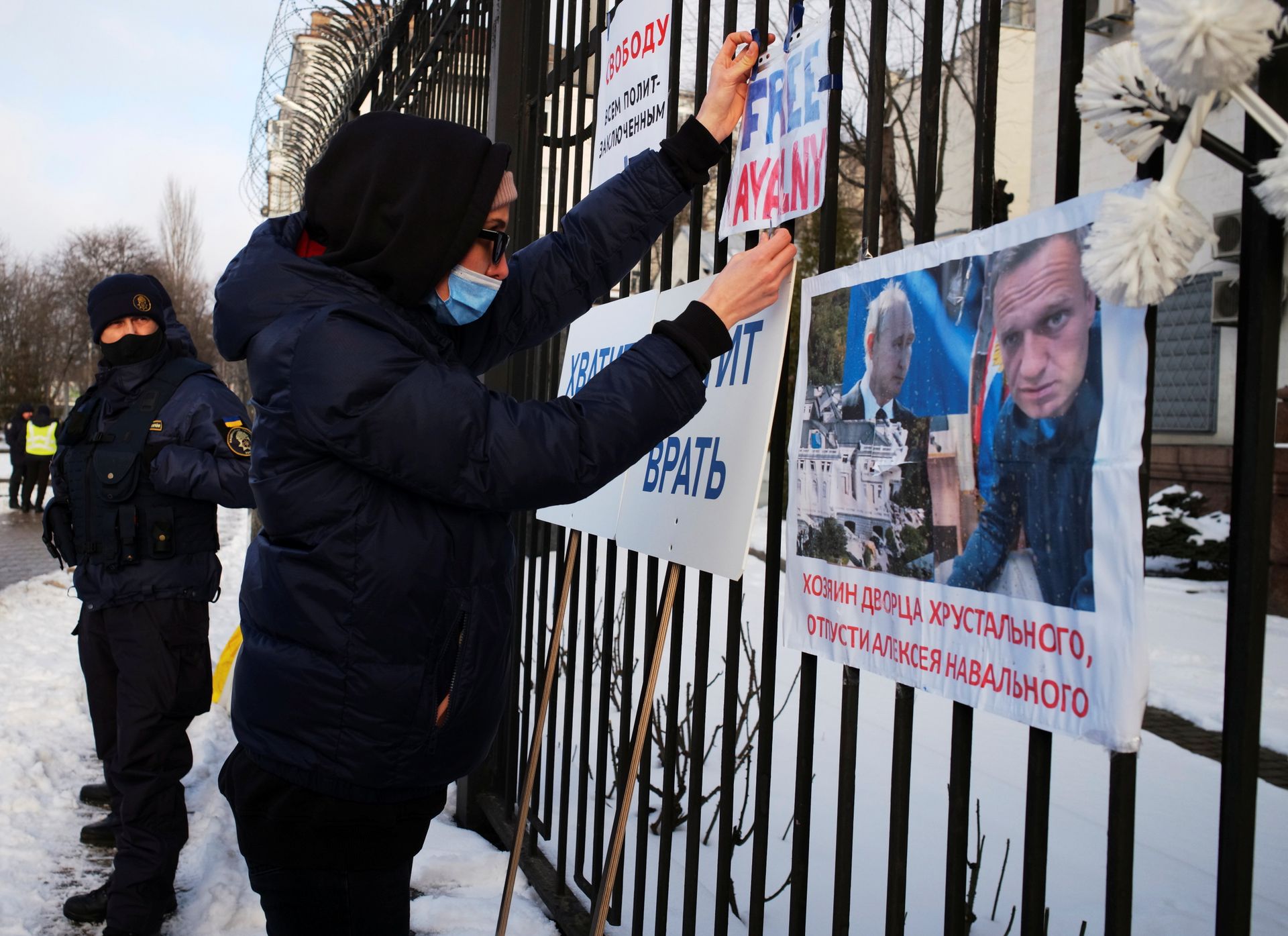 митинг в поддержку лидера российской оппозиции Алексея Навального перед посольством России в Киеве, Украина - РИА Новости, 1920, 26.01.2021