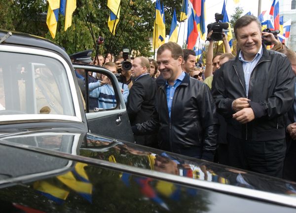Д.Медведев и В.Янукович участвуют в автопробеге Петербург-Киев