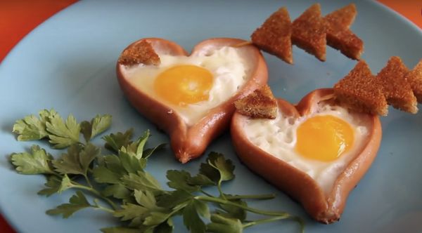 Кухня Блюдо Сосиски с яйцом сердечки