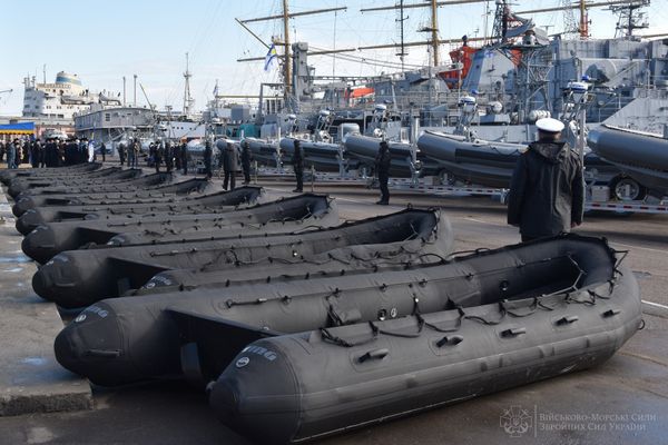 10 скоростных катеров «Willard» и 74 надувных лодок «Zodiac»