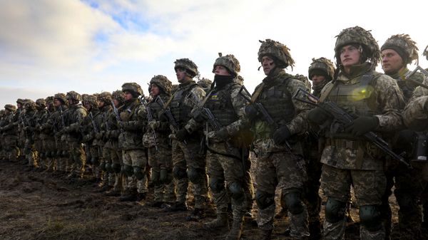 Президент Украины П. Порошенко посетил тактические учения десантно-штурмовых войск в Житомирской области Президент Украины П. Порошенко посетил тактические учения десантно-штурмовых войск в Житомирской области