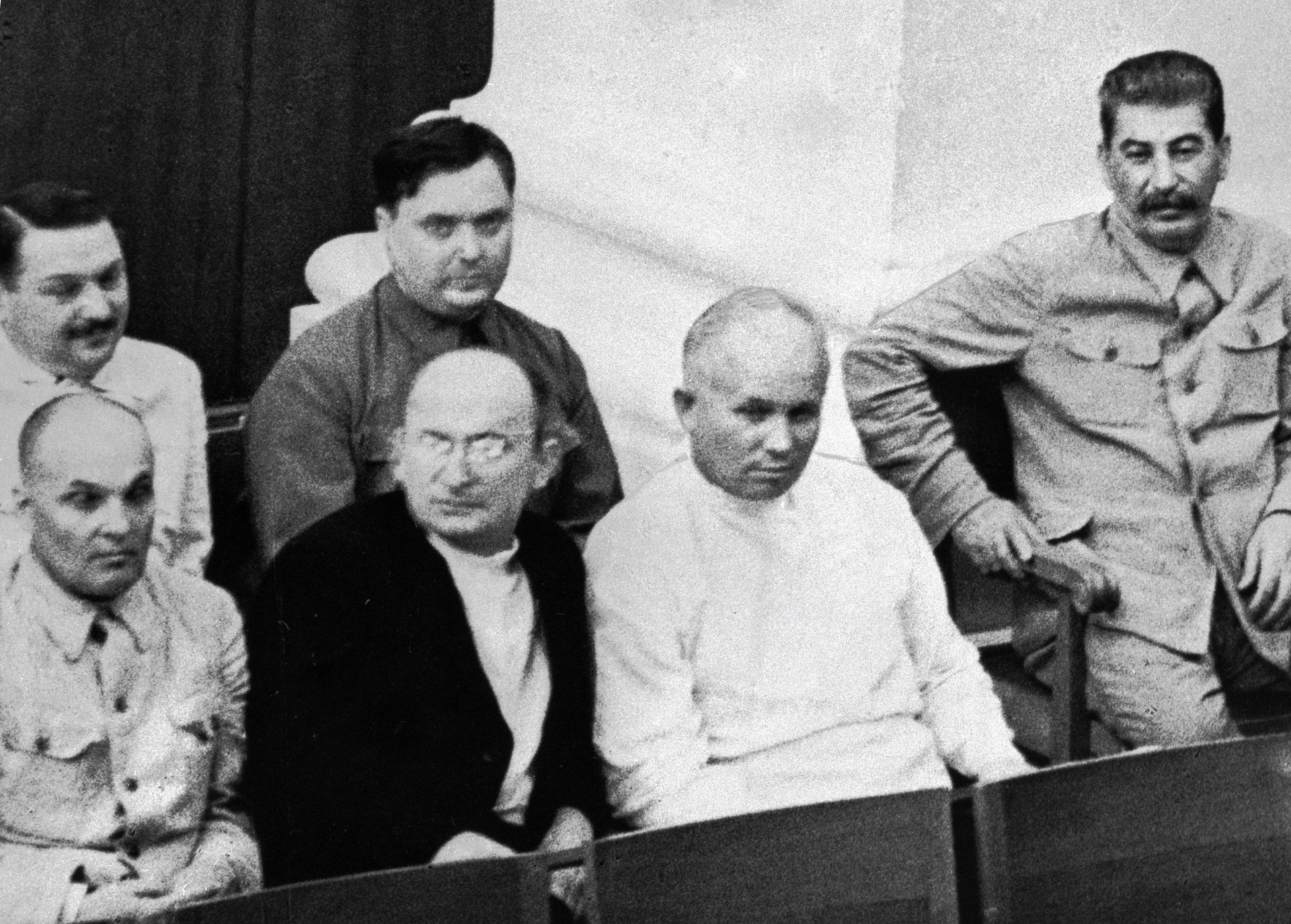 Иосиф Сталин, Никита Хрущёв, Лаврентий Берия, Матвей Шкирятов, Георгий Маленков и Андрей Жданов на совместном заседании Совета Союза и Совета национальностей I-й сессии ВС СССР I-го созыва, январь 1938 года - РИА Новости, 1920, 26.02.2021